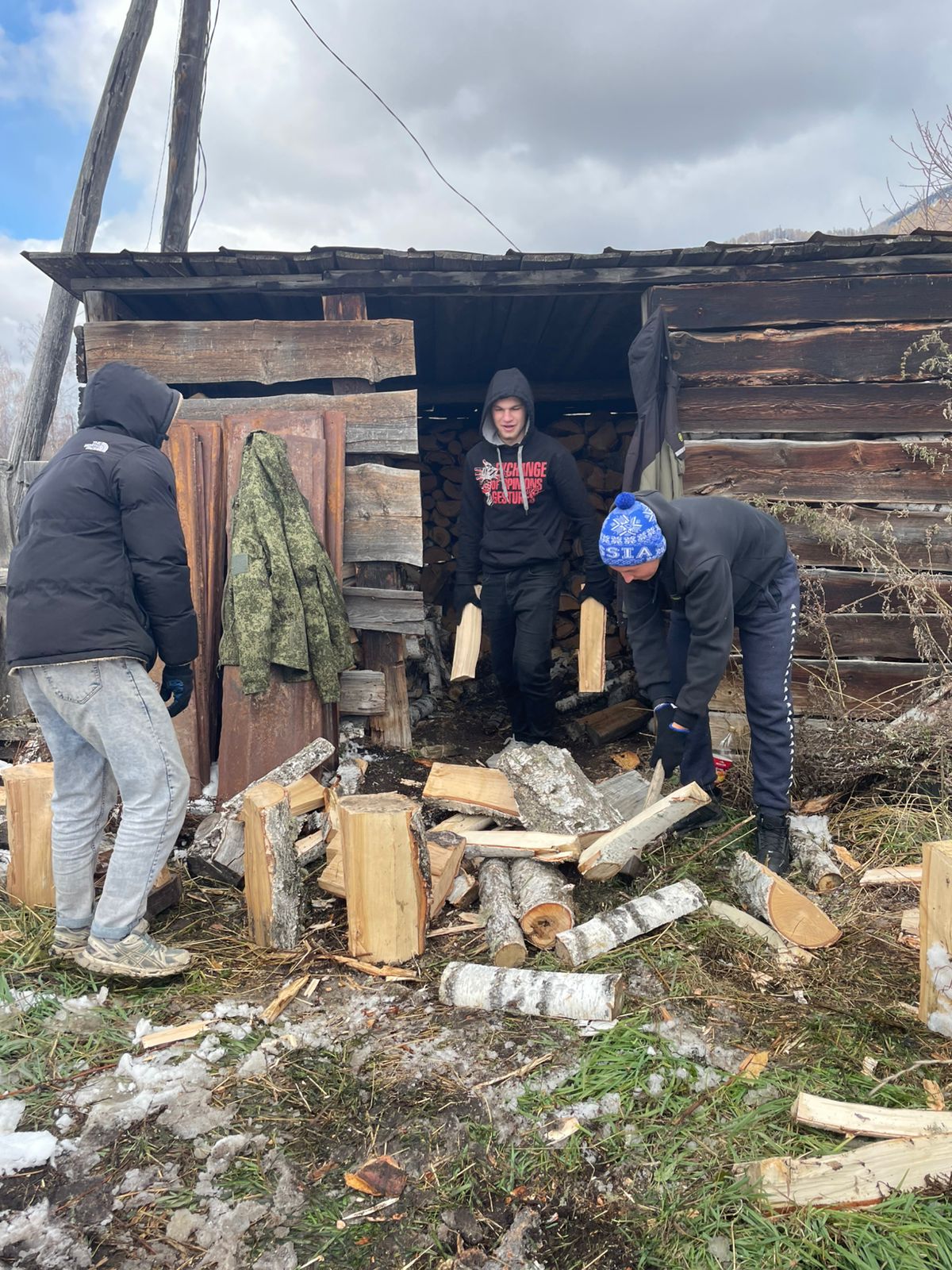 В рамках проведения месячника пожилого человека КУРА «УСПН Усть-Коксинского района» организован выезд волонтеров Техникума отраслевых технологий в с.Чендек.